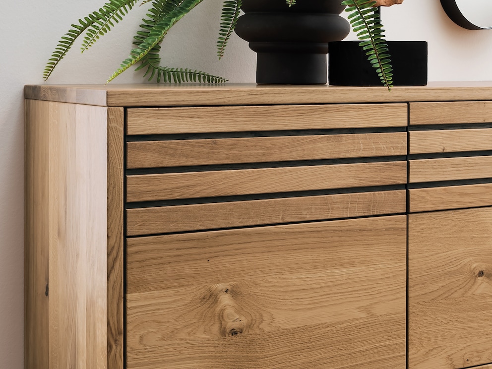 Façades de tiroirs avec décor contrasté anthracite et ferrure moderne Tip-On