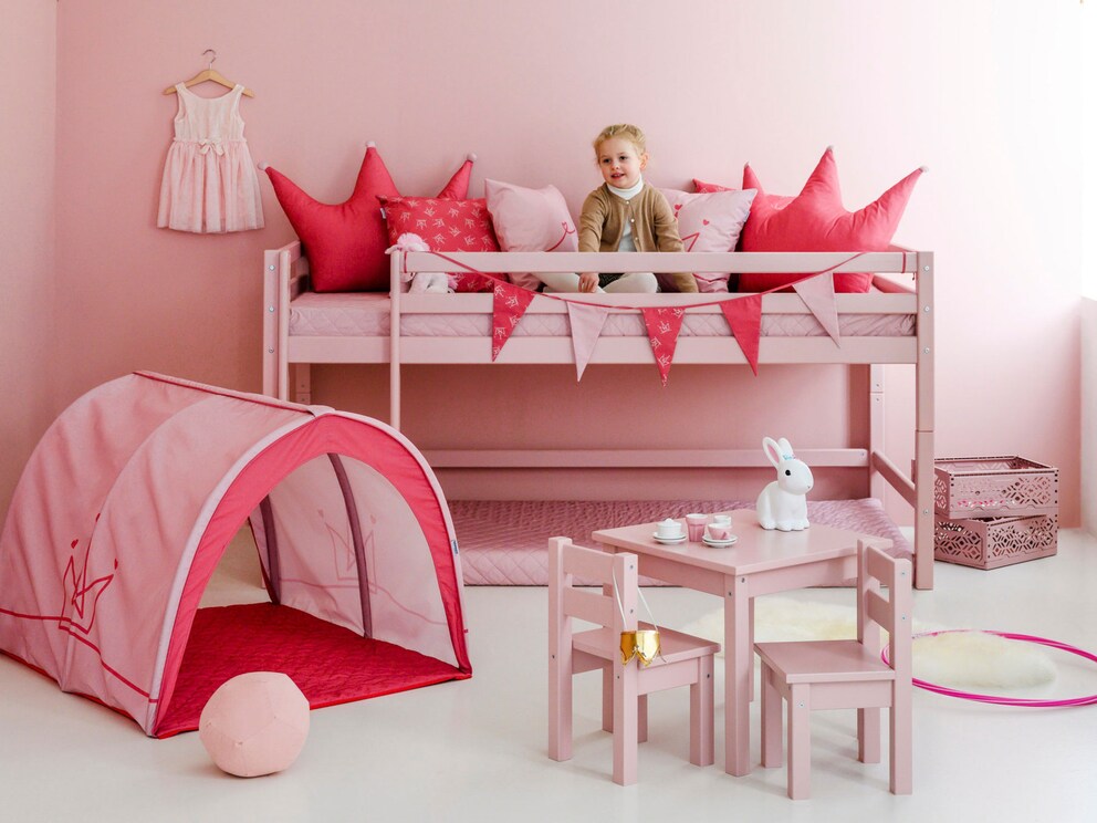 Het bed wordt een waar speelparadijs dat uitnodigt tot dromen en ravotten, hier in roze