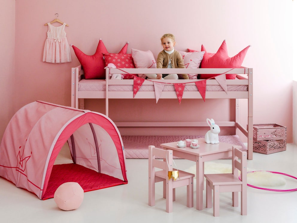 Das Bett wird zum wahren Spielparadies, das zum Träumen und Toben einlädt, hier in Rosa