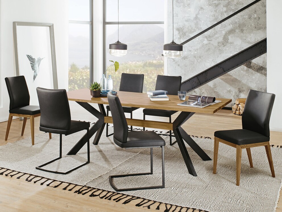 De eettafel biedt veel beenruimte door het tafelblad zonder frame - hier in elegant wild eiken