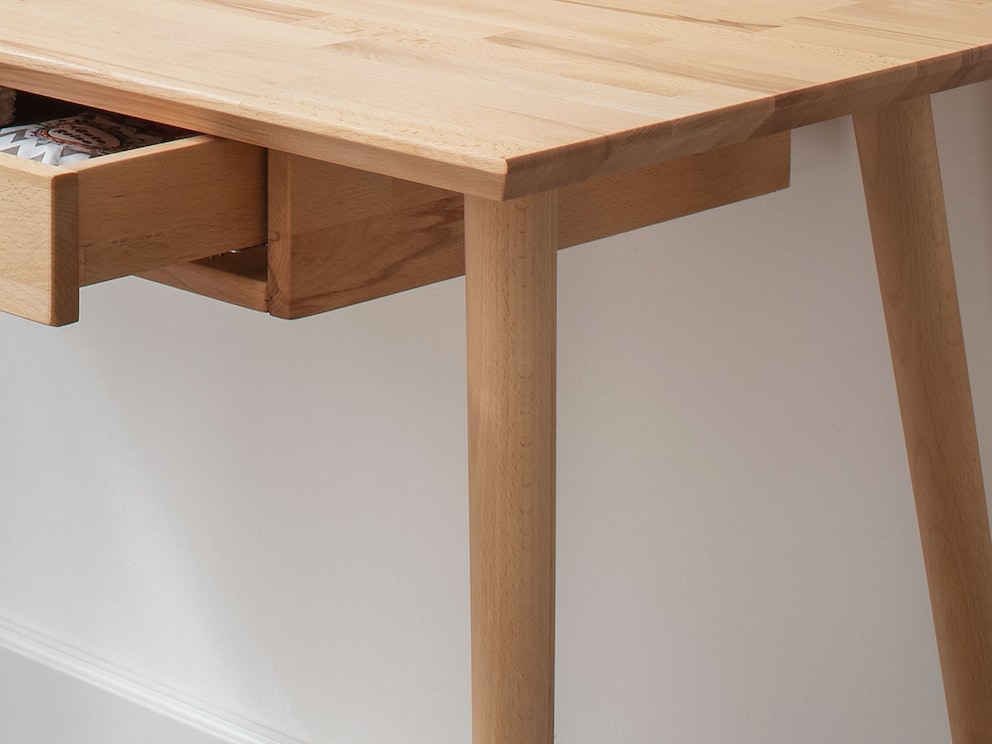 Plateau de table avec un élégant chant suisse - ici fabriqué en cœur de hêtre