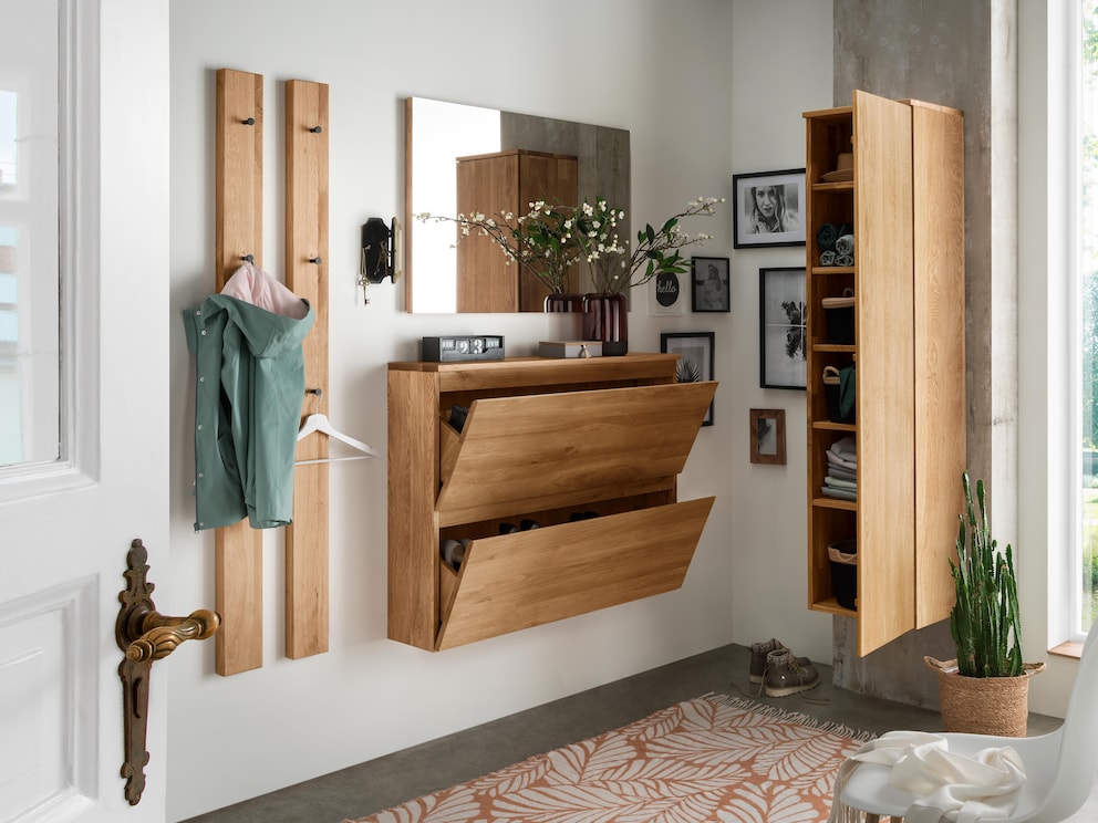 L'armoire à chaussures suspendue parfaitement combinée avec l'armoire d'entrée, la penderie et le miroir « Volitare ».