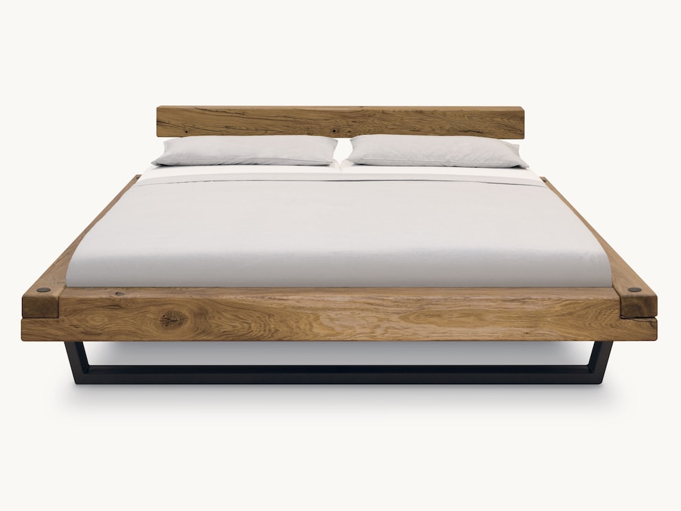 Madea zwevend balkenbed in wild eiken - vooraanzicht