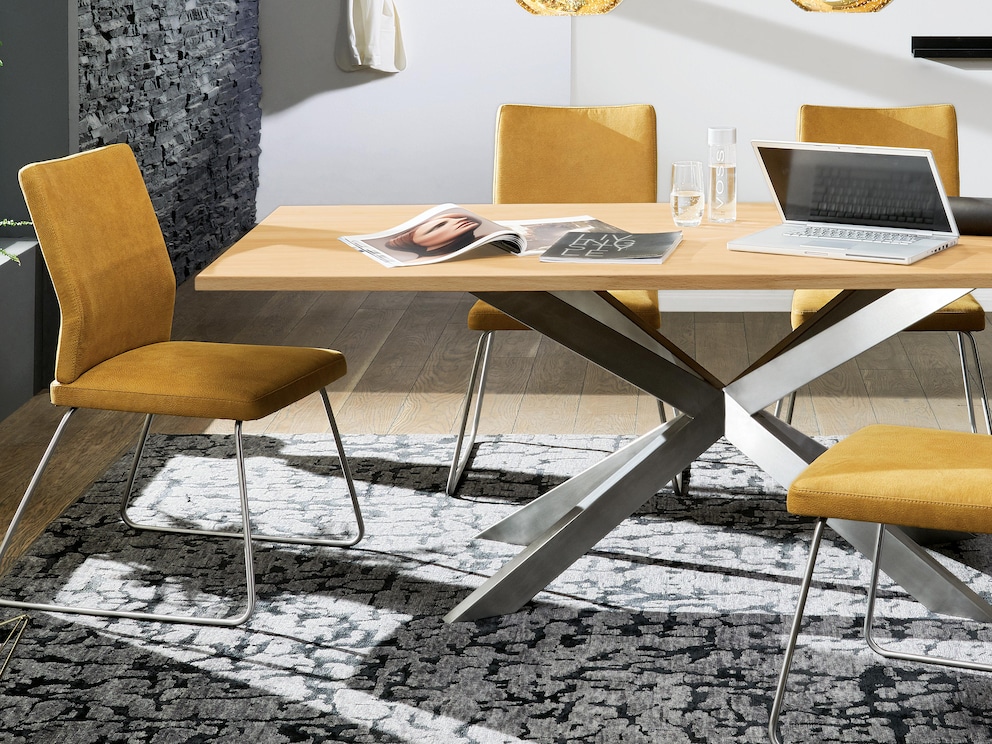 Mooi design met roestvrijstalen loper en wild eiken tafelblad