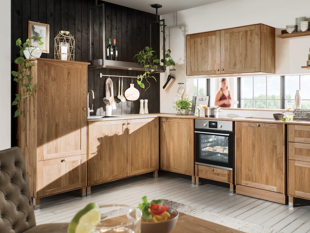 Knopf-Griffe aus Metall im Used-Look harmonieren perfekt mit den edlen Hölzern, hier in Eiche