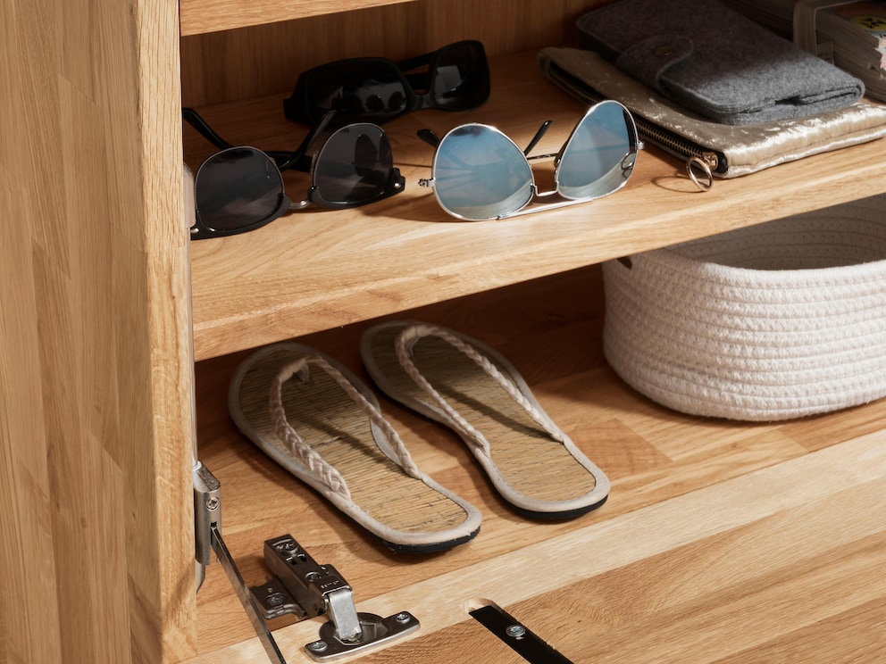 Praktisch und flexibel ist das Modell mit Einlegeböden - hier sind nicht nur Schuhe sicher verstaut