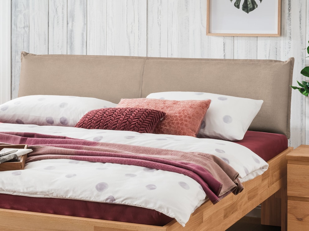 Mit dem bequemen Polsterkopfteil wird das Schmökern im Bett zur wahren Freude, hier in natur