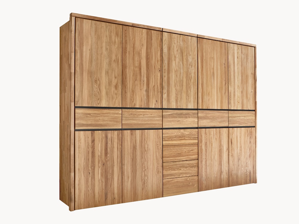 Klassiek gevormde kledingkast met moderne details in massief wild eiken, met optioneel passe-partout frame