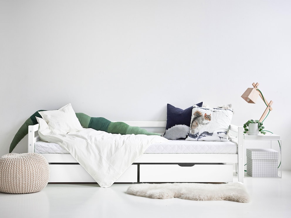 Het witte bed is veelzijdig te combineren en tijdloos mooi