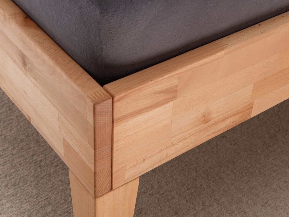 De hoeken van het bedframe zijn modern afgewerkt
