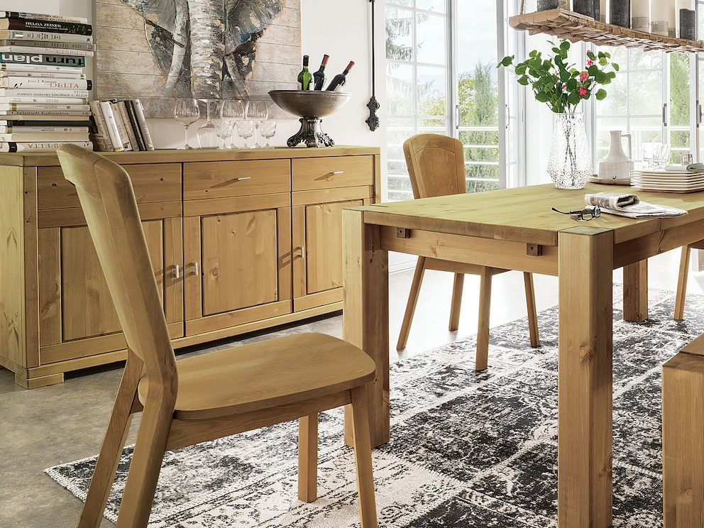 Le sideboard « Mascella » fait particulièrement bonne figure dans la salle à manger