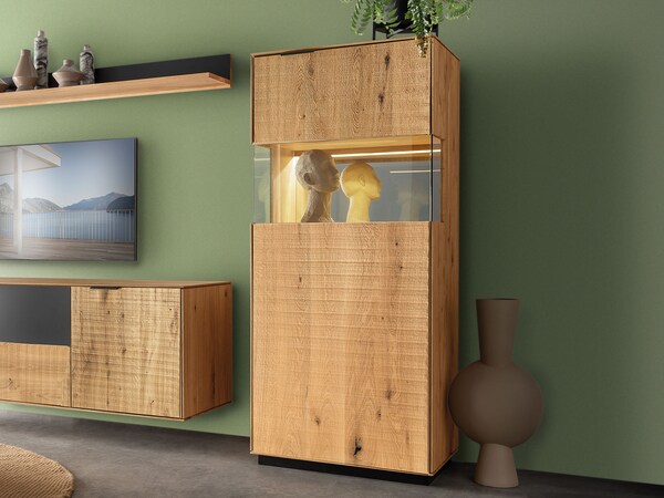 Charmante highboard van massief wild eiken met indrukwekkend glaselement