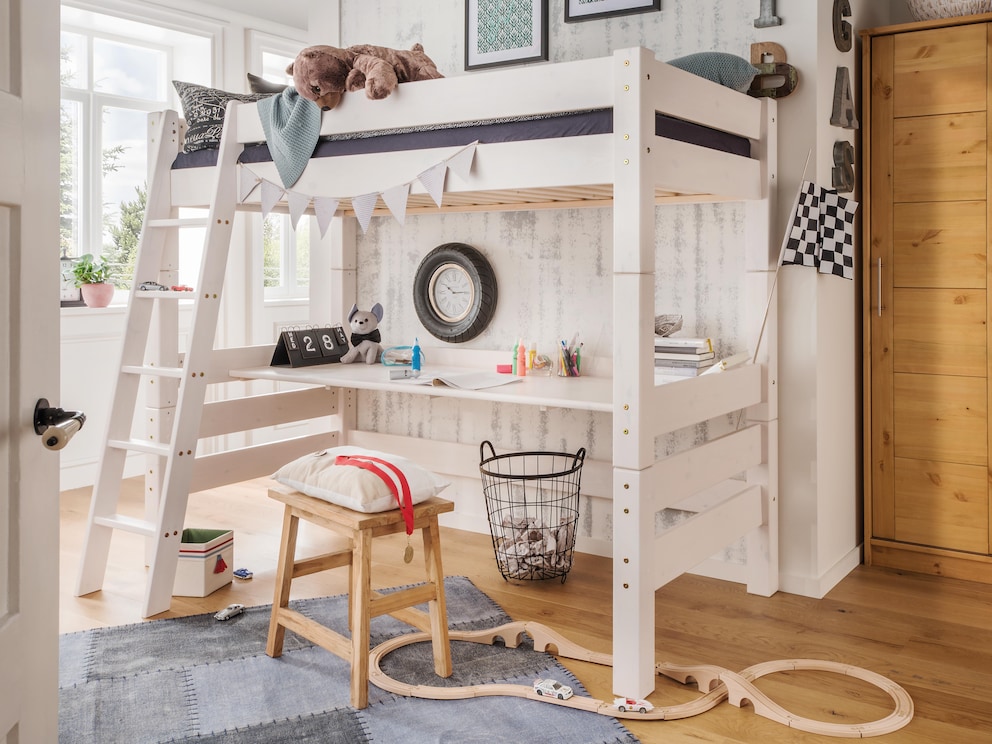 Hoogslaper Pico biedt veel ruimte onder het ligvlak, hier met optioneel verkrijgbaar bureaublad