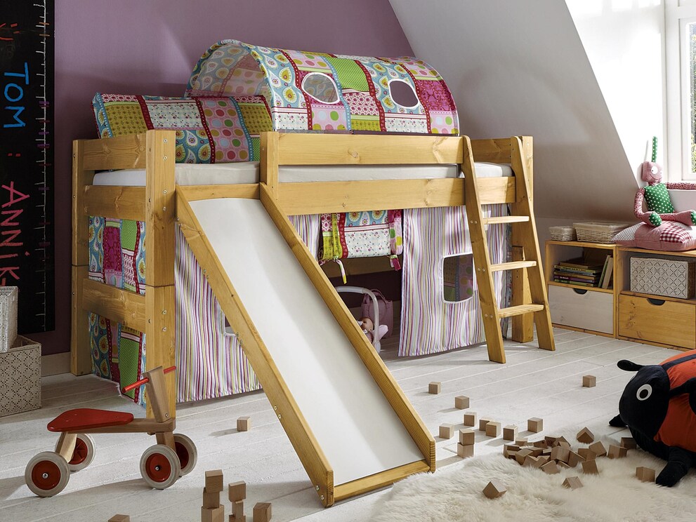 Stoffen accessoires in de dessins Vlinder en Strepen en bed in dennenhout, geloogd/geolied
