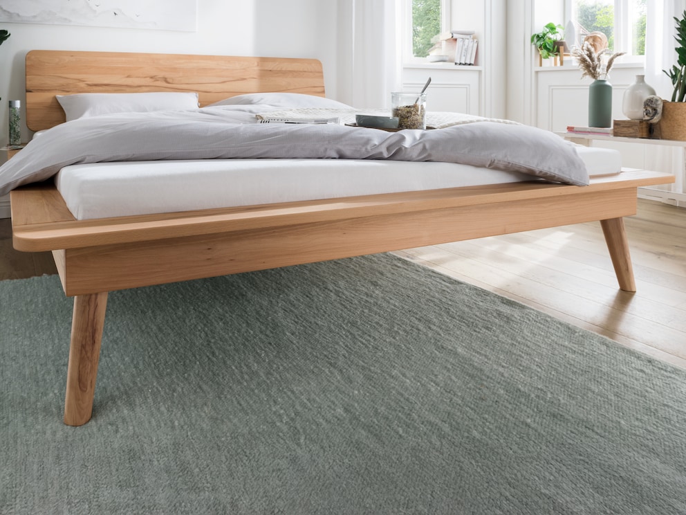 Schuin aflopende, slanke en taps toelopende bedpoten