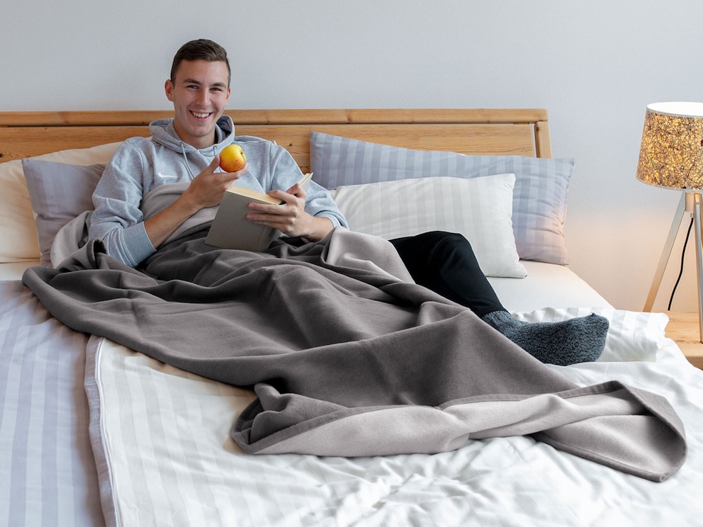 Kuschelige, weiche Plüschdecke in modernem grau