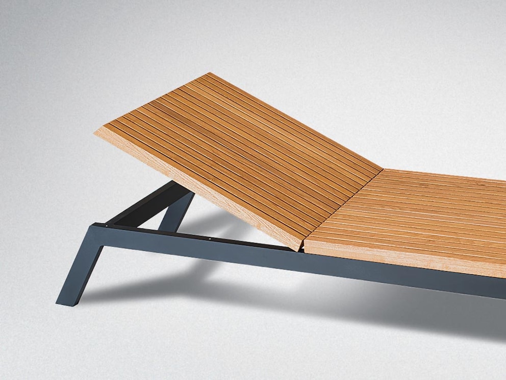 Des lamelles étroites caractérisent l'apparence de la chaise longue moderne.