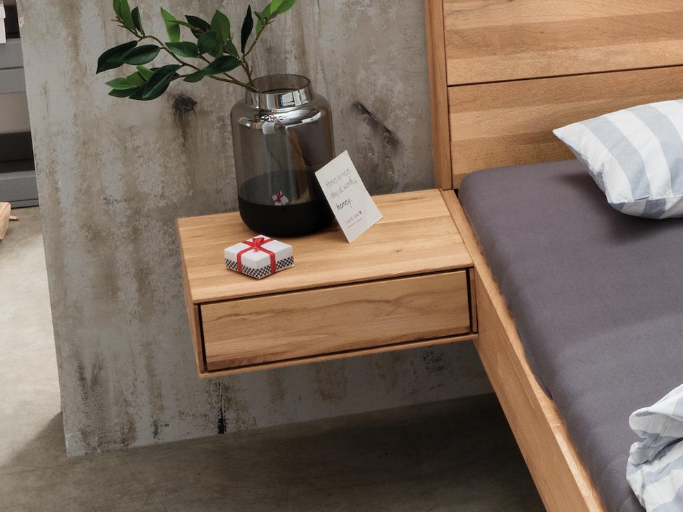 Table de nuit suspendue rectiligne - tendance sans poignée avec fonction Tip-On confortable, ici en cœur de hêtre vif