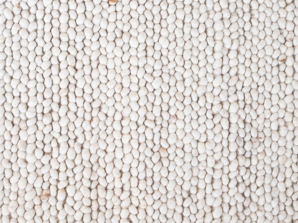 In dezentem Beige wirkt der Schurwollteppich sehr wohnlich und natürlich