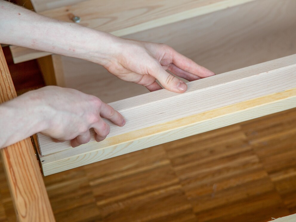 Les lattes en bois de hêtre sont collées sur le sommier à lattes existant
