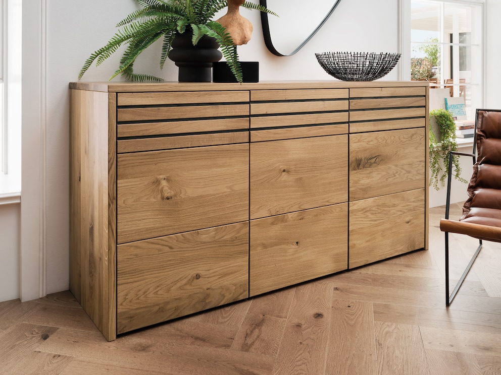 Buffet moderne en chêne sauvage massif - avec façades de tiroirs raffinées