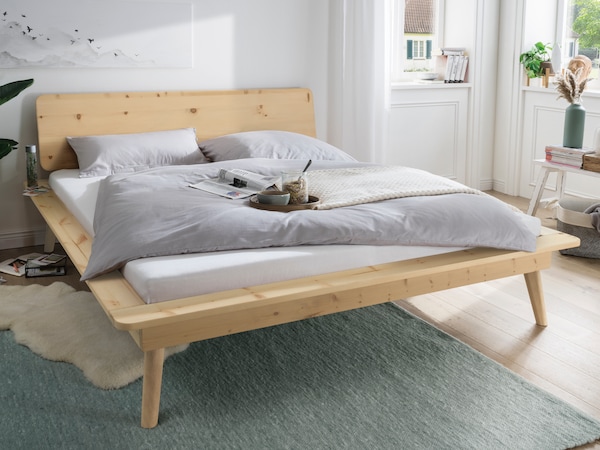 Le lit en bois massif « Zanira » dégage un charme moderne