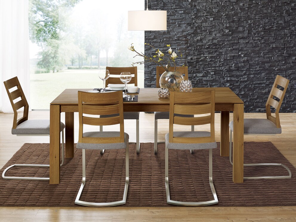 Klassiek elegante tafel met fascinerende design details - hier in wild eiken