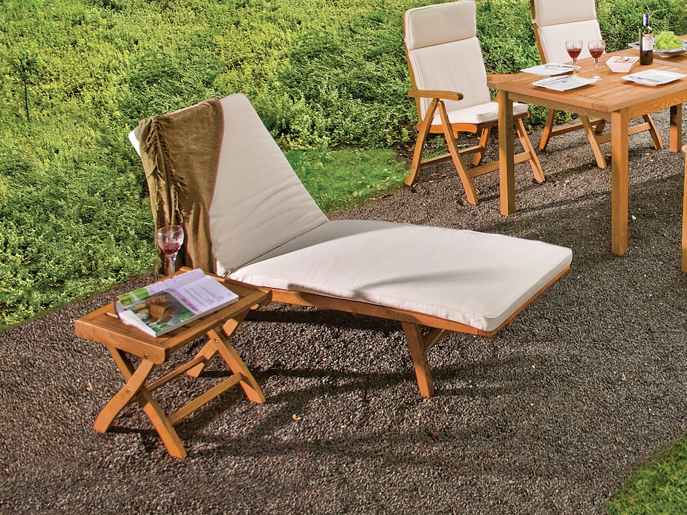 En combinaison avec une chaise longue de jardin, une petite table pratique