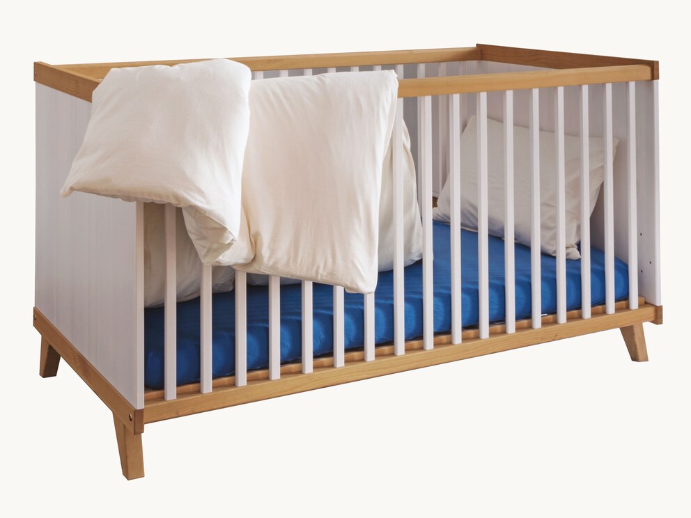 Babybed Lunda met andere tijdloos moderne meubelen uit de babykamer serie