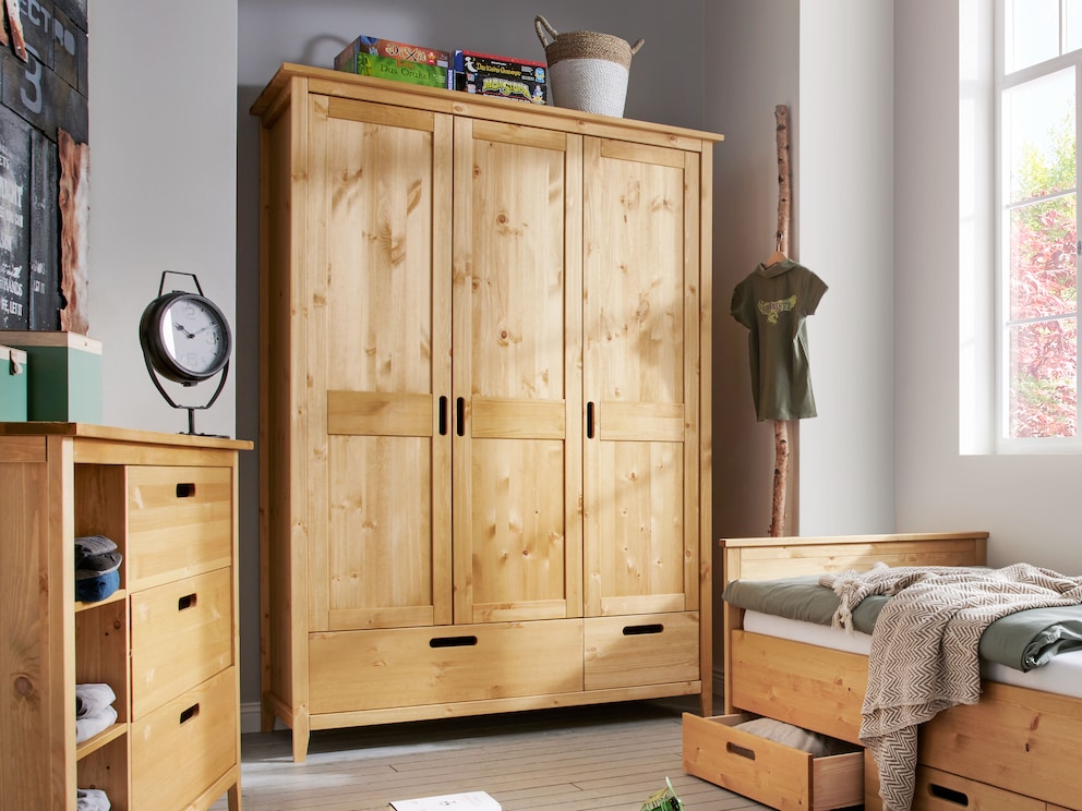 De 3-deurs kast met 2 laden biedt bijzonder veel bergruimte