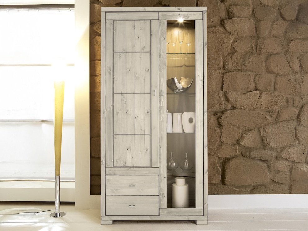 Stilvolle breite Variante der Vitrine Mascella in massivem, weiß-lasiertem Kiefernholz