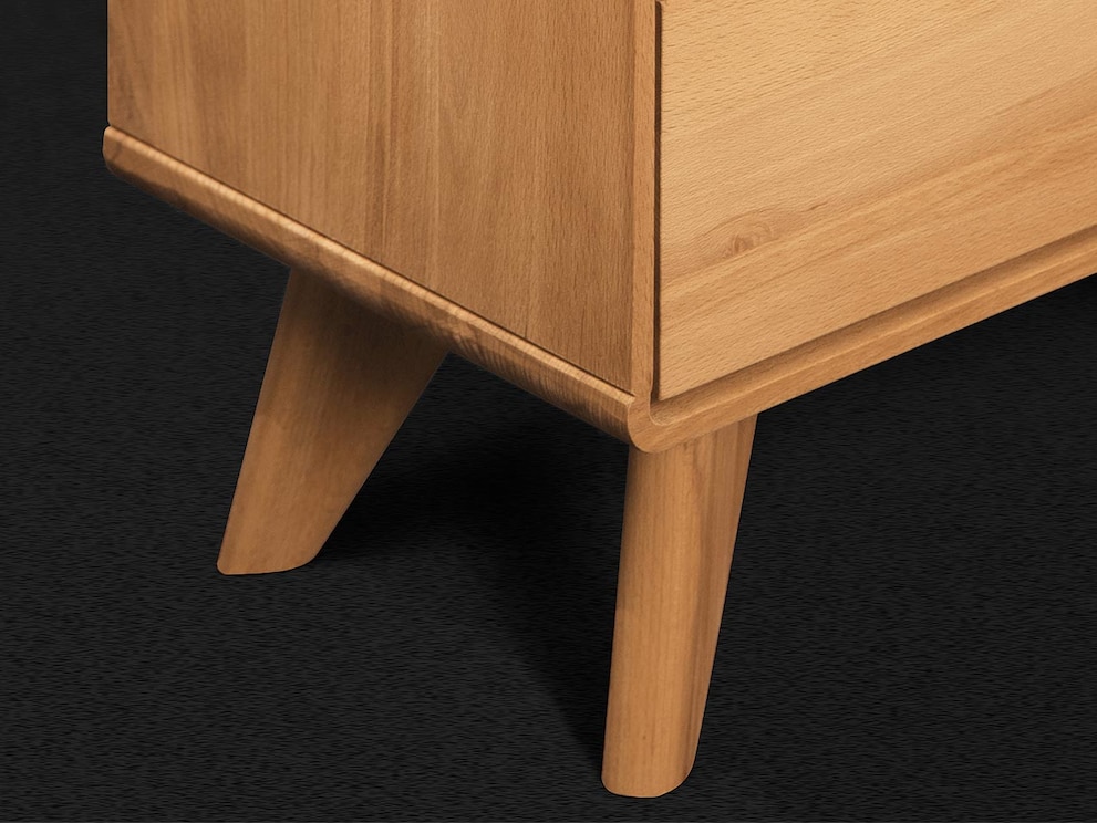 Die filigranen, leicht nach außen gestellten Füße unterstreichen das skandinavische Design
