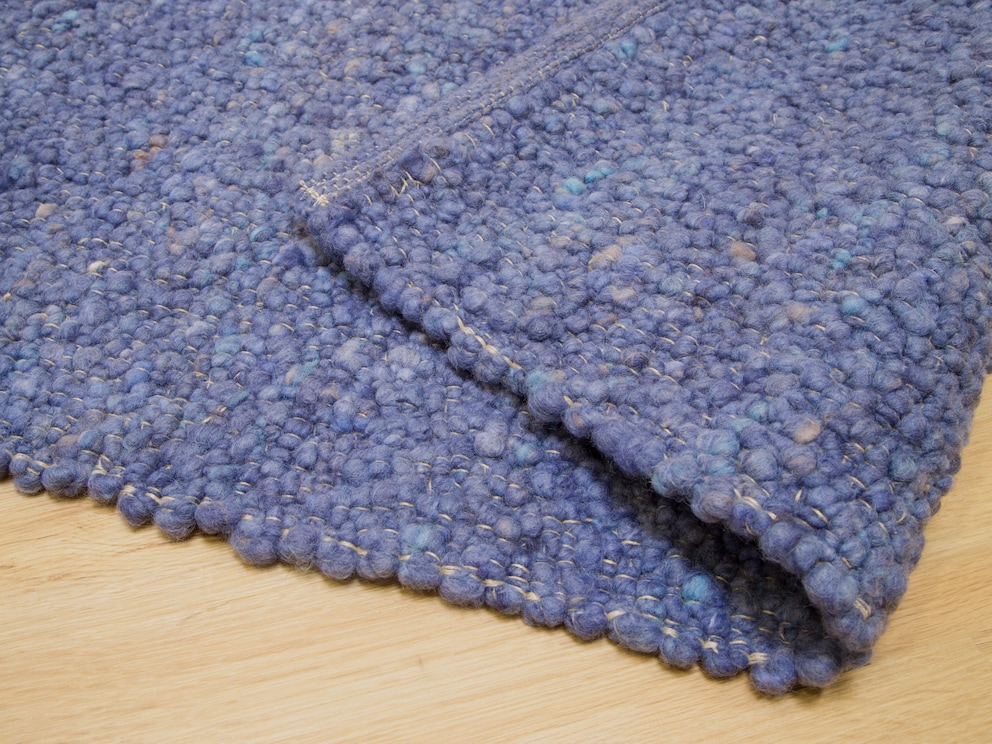 « Sobria-Colora » ici en bleu est réversible, le dos du tapis est non revêtu