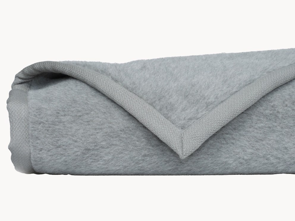 Deken van natuurlijk haar van fijne baby-alpaca en merino wol in mooi zilvergrijs