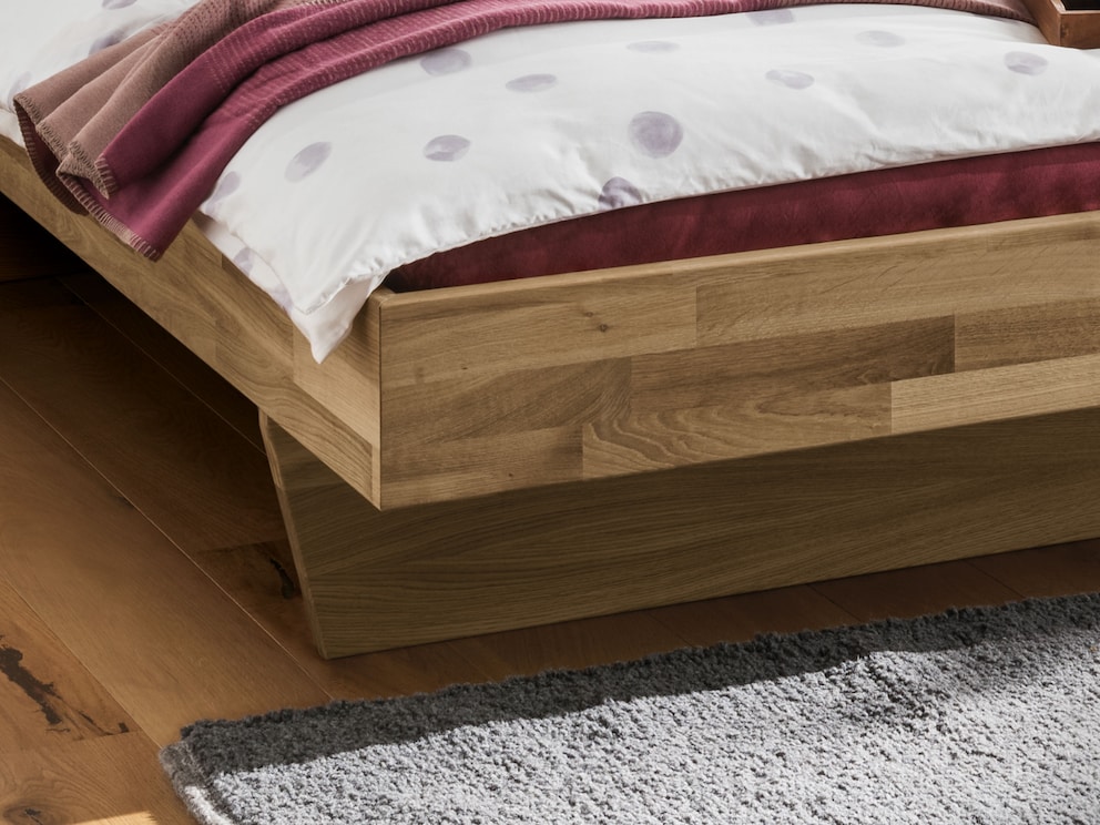 le cadre décoratif collé au parquet est travaillé avec précision en onglet