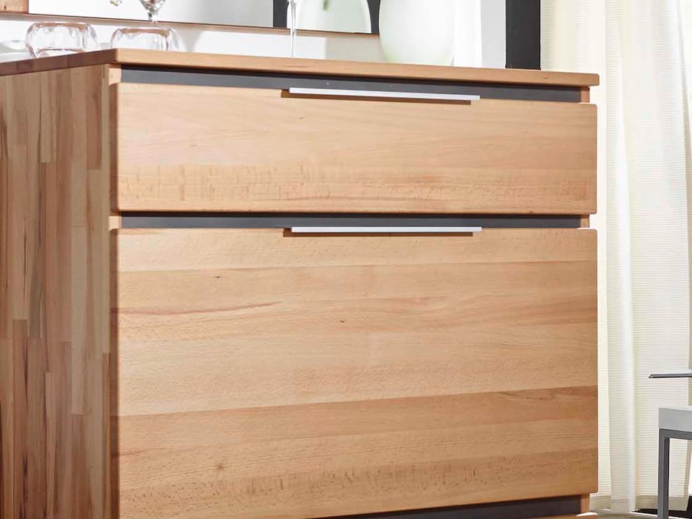 Elegante offsets in antraciet en slanke aluminium hoekgrepen