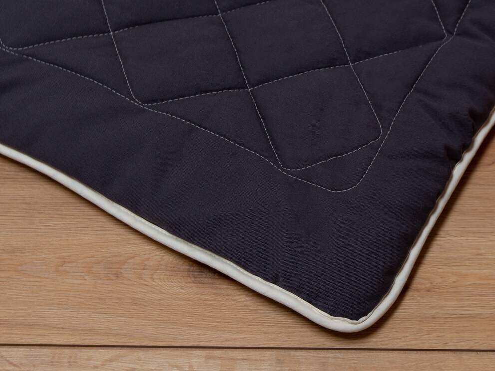 Tous les tapis colorés présentent un visuel contrasté moderne par leurs bordures et surpiqûres blanches