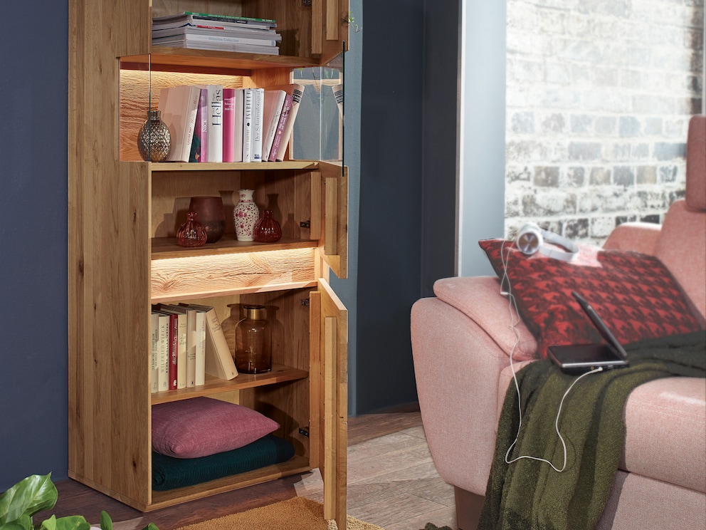 Das Highboard bietet viel Platz für Bücher, Vasen und Dekostücke - hier das Highboard aus Variante 02 und 03