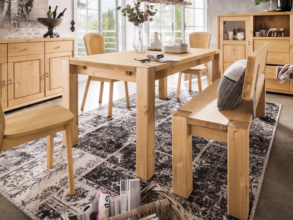 Das gelaugt/geölte Kiefernholz bringt den behaglichen Landhausstil in Ihr Esszimmer