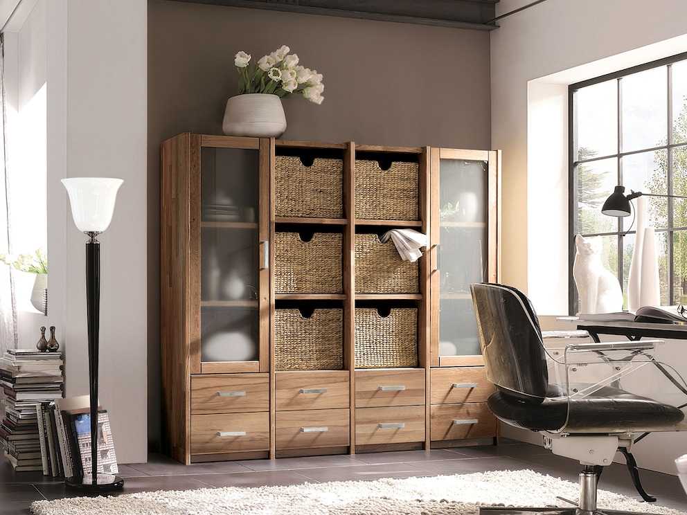 Wohnliches Highboard aus Wildeiche in Tiefe 33 cm mit Schubladen Breite 01, Kassettentüren mit satiniertem Glas und Körben, Bügelgriffe aus Metall (04)