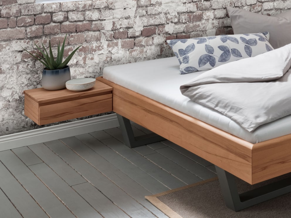 Simple, élégante et extrêmement pratique - la table de nuit Moderna, ici en cœur de hêtre animé