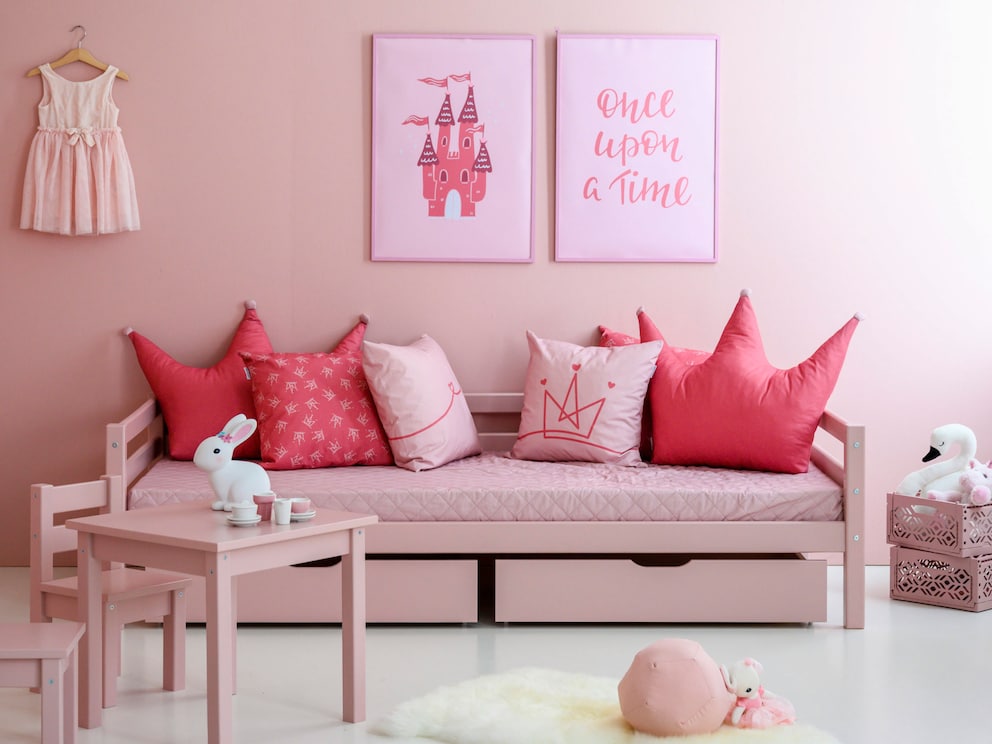 In een handomdraai verandert het bed overdag in een comfortabele bank, hier in roze met lades
