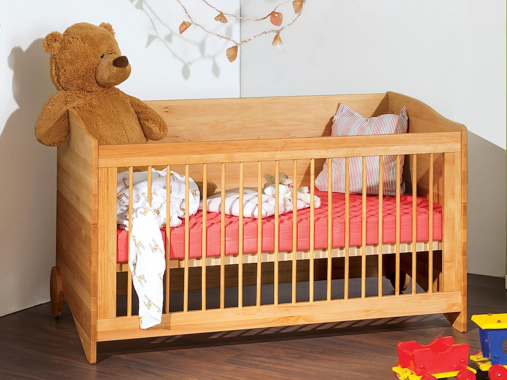 Le lit de bébé Ludus 02 a une surface de couchage réglable en hauteur sur 2 niveaux