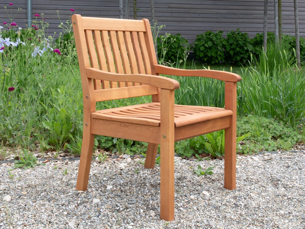 Chaise classique et intemporelle avec une assise large et confortable