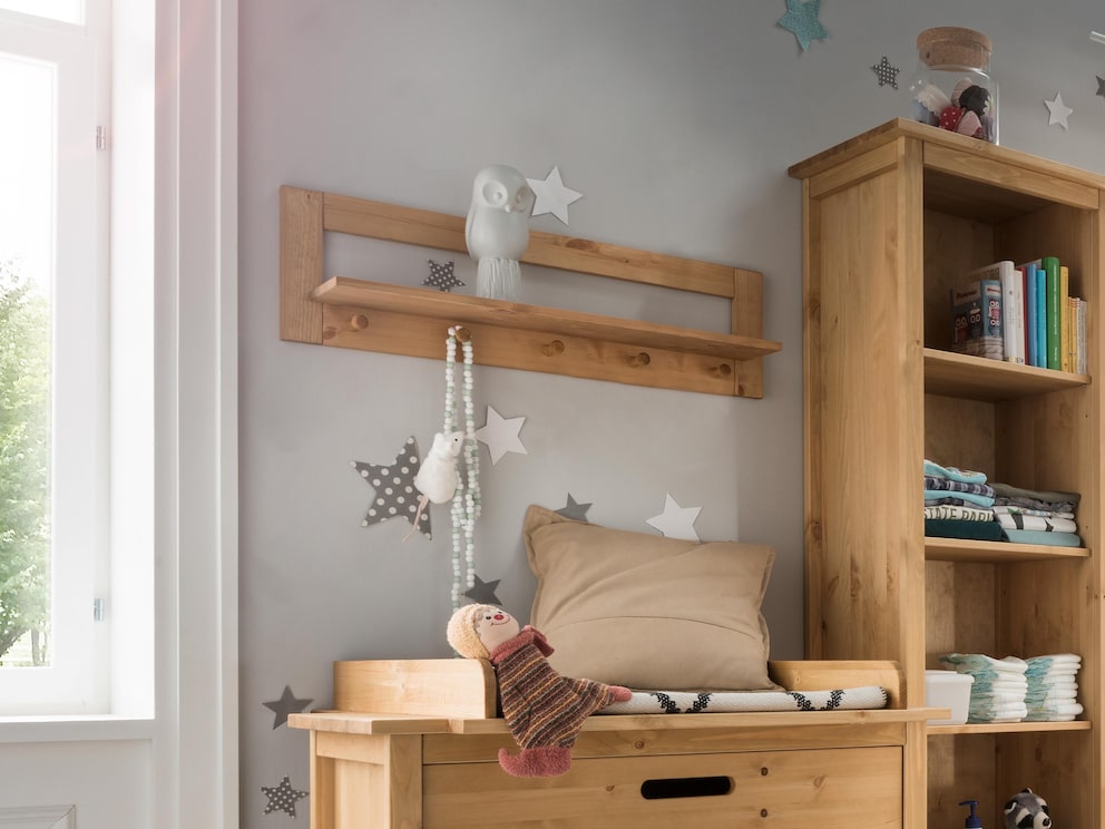 Tableau mural avec large étagère et crochets pratiques au look moderne