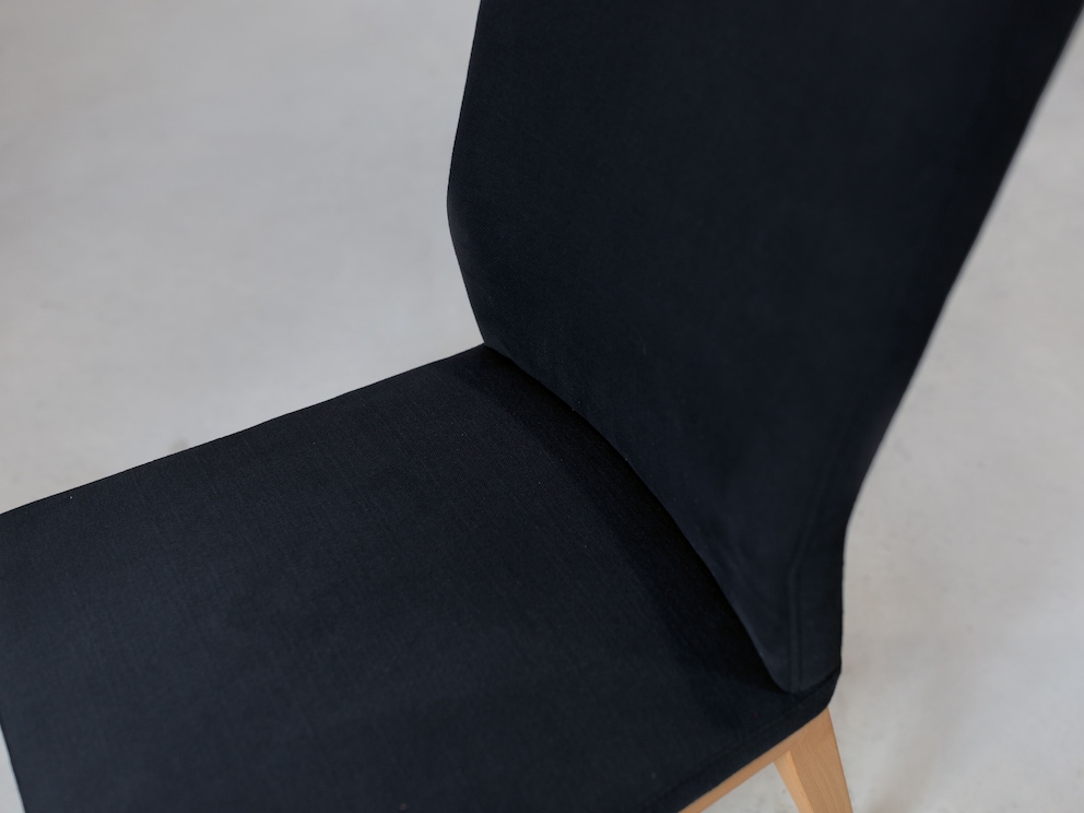 Die großzügige Lehne ist ergonomisch geschwungen und nach hinten geneigt