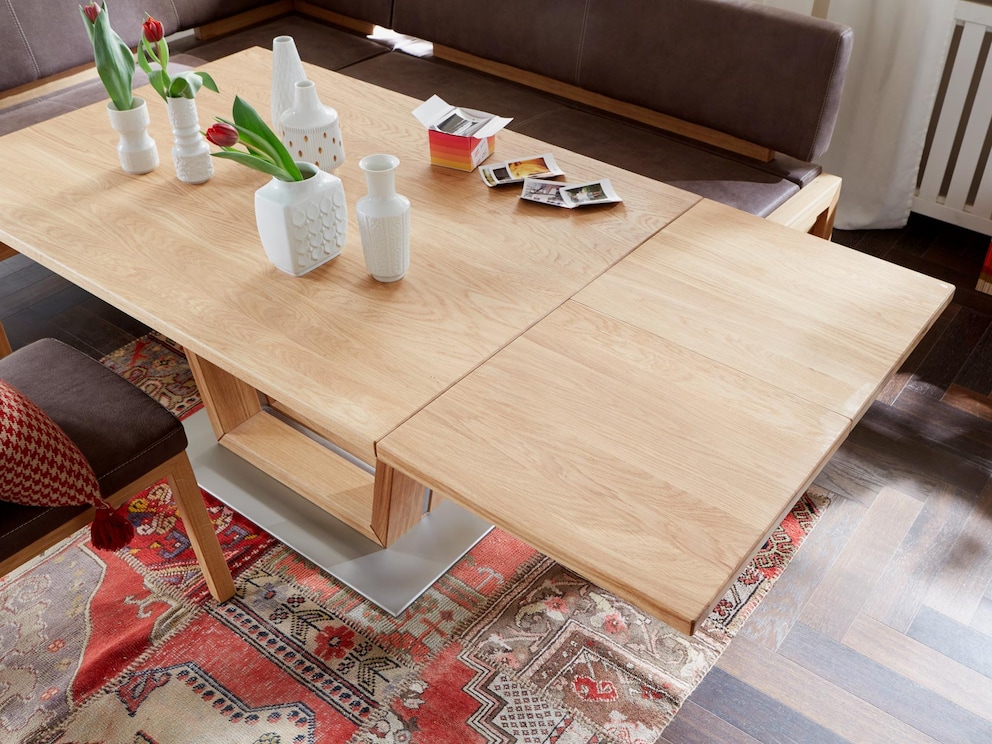 Hoogwaardig, staafgelijmd tafelblad - hier in kernbeuken, voetplaat matzwart, 50 cm uitschuifblad
