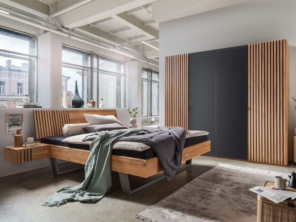Le lit suspendu peut être combiné avec l'armoire et la table de nuit assorties
