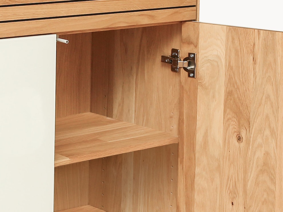Die Türen haben ein griffloses Design und die Rückwand der Glastüren sind aus massiver Wildeiche