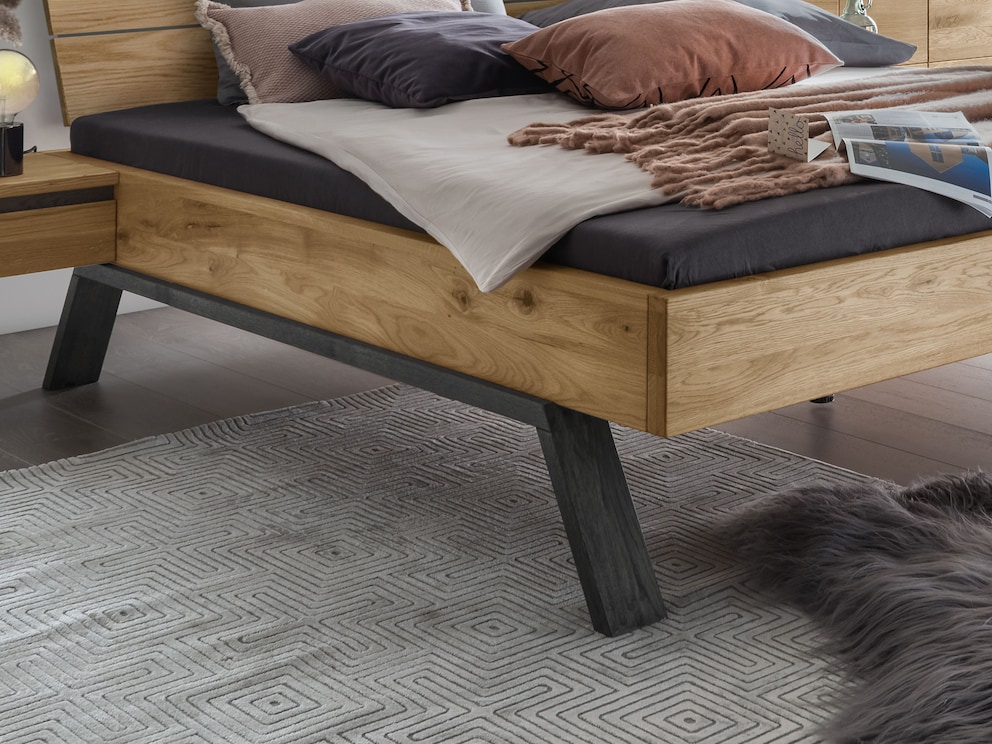 De omgekeerde loper in donkergrijs maakt van dit bed een trendy object